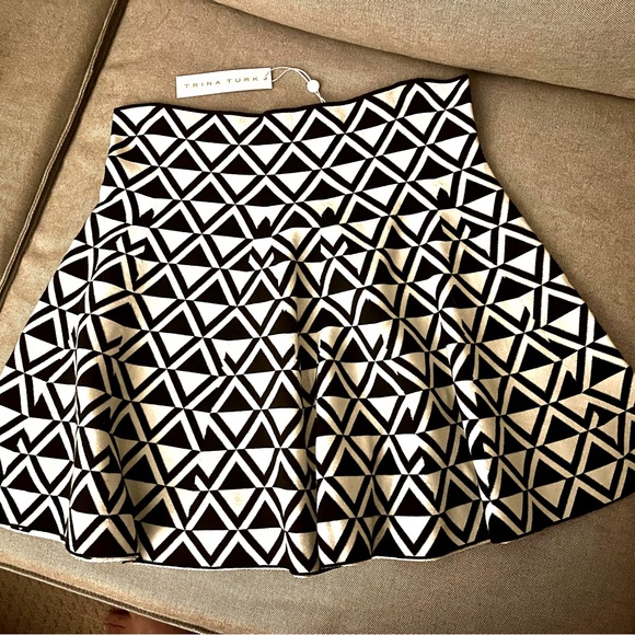 (Large/Med) BNWT Trina Turk skirt - Picture 1 of 1